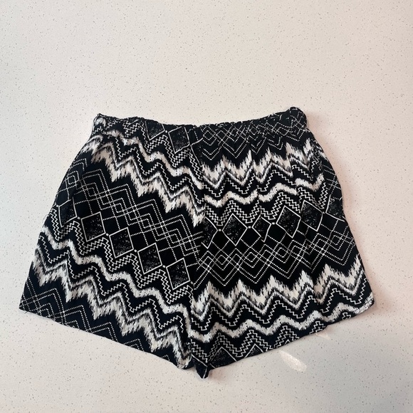 Black and White Geometric High Waist Shorts Size Medium - Picture 3 of 4